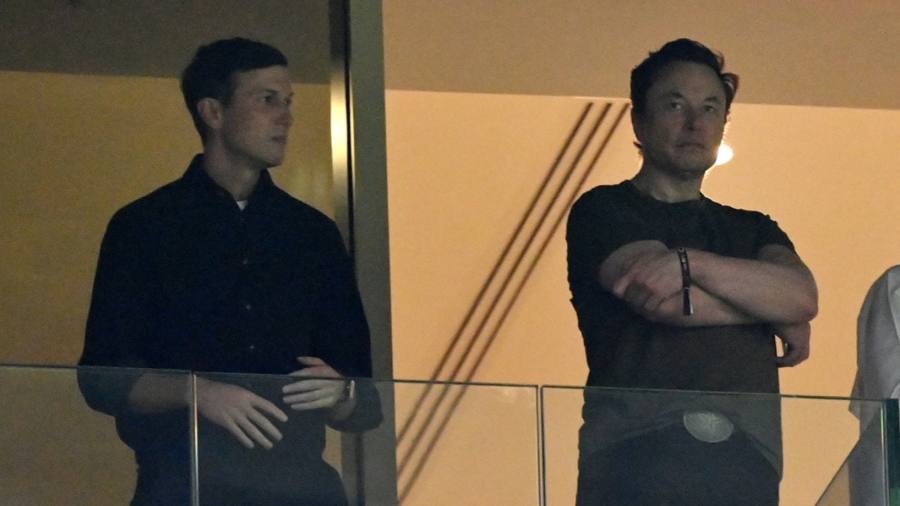 Elon Musk sta interrogando gli utenti di Twitter sull'opportunità di dimettersi dalla carica di CEO