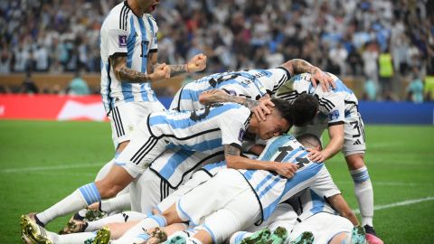 I compagni di squadra di Messi festeggiano con lui dopo aver segnato il primo gol.