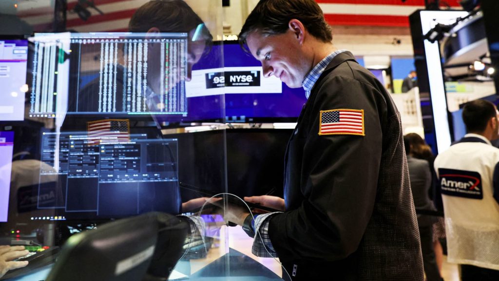 I futures sulle azioni sono leggermente in calo poiché i trader attendono con impazienza ulteriori dati economici