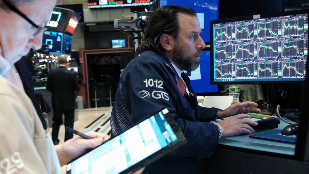 Il Dow Jones è sceso di 200 punti mentre i timori di recessione persistevano a Wall Street