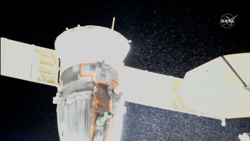 La navicella spaziale Soyuz attraccò a causa di una perdita di refrigerante alla Stazione Spaziale Internazionale